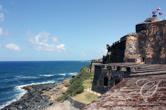 The fortress walls, coast and the ocean to the east. les murs de la forteresse, la côte et l'océan vers l'est. 