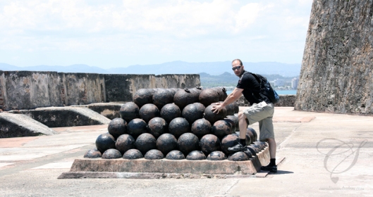 Cannon balls - I can't imagine the weight of these. Des balles de cannon. Je ne peux m'imaginer du poids de celles-ci. 
